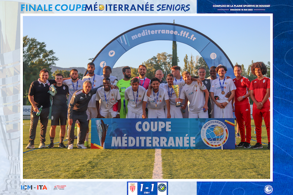 Seniors_AS_Monaco_3_-_Photo_déquipe_remise_du_Trophée.png
